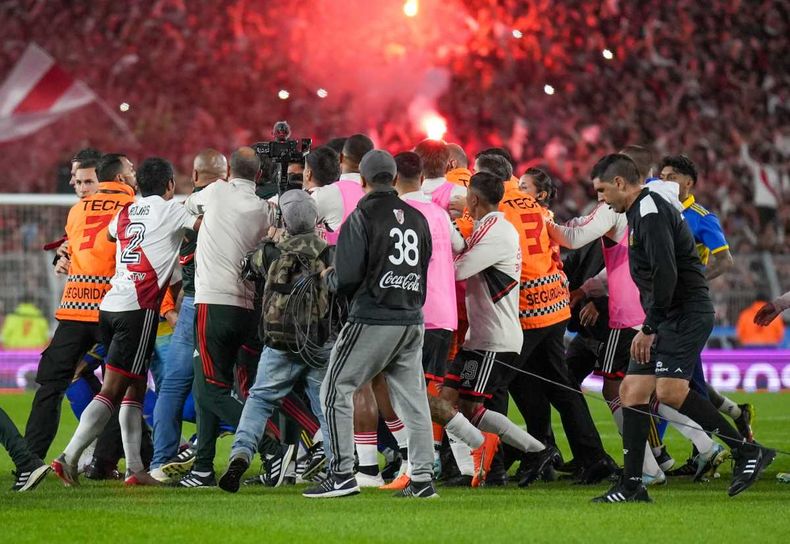 Los incidentes en el partido entre River y Boca.