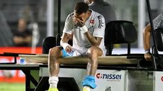 Neymar cumplió 100 partidos con Santos pero se volvió a lesionar Neymar cumplió 100 partidos con Santos pero se volvió a lesionar