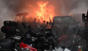 Video: batalla campal entre hinchas de Napoli y Eintracht en la previa de la Champions.