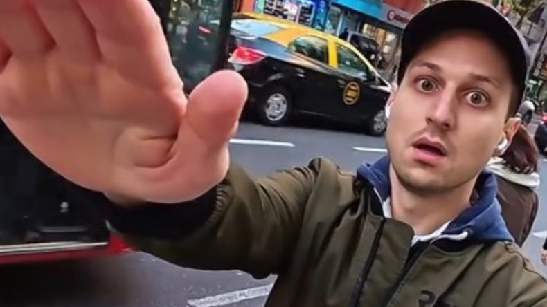 Lejos de su contenido habitual sobre turismo, el influencer provocó un escándalo en redes sociales por interpretar erróneamente una costumbre local.