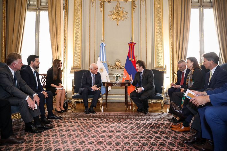Javier Milei se reunió con el presidente de Armenia en su primera presentación oficial