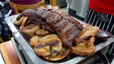 Entre sus platos con mayor reconocimiento se encuentran el filet de merluza con puré, el sándwich de milanesa y las rabas, como también la parrillada, el bife de chorizo y el pulpo a la gallega. Entre sus platos con mayor reconocimiento se encuentran el filet de merluza con puré, el sándwich de milanesa y las rabas, como también la parrillada, el bife de chorizo y el pulpo a la gallega.