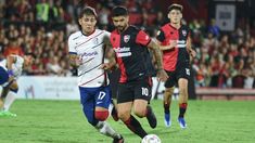 Ever Banega se lleva la pelota ante la marca de Elián Irala. Ever Banega se lleva la pelota ante la marca de Elián Irala.