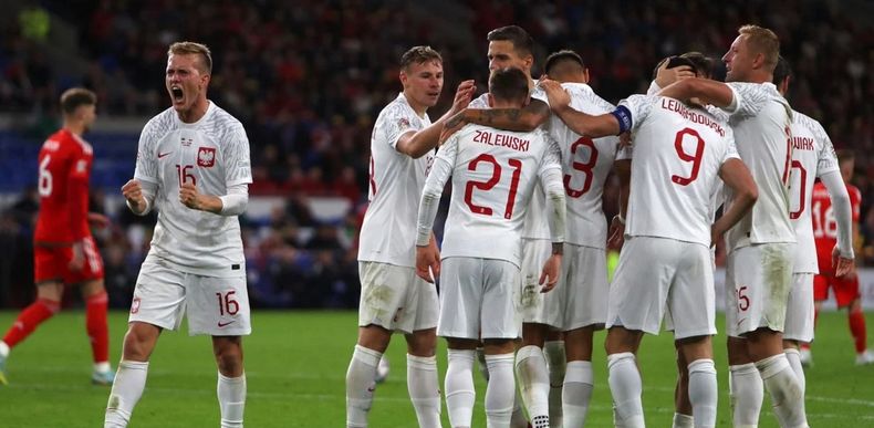 Los jugadores de Polonia celebran la victoria ante Gales.