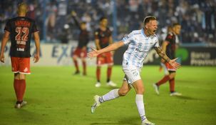 Menéndez grita su gol, el primero de Atlético Tucumán.