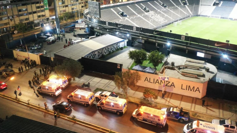Tragedia en la cancha de Alianza Lima: un muerto y más de 60 heridos.