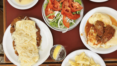 Pegado a las canchas de fútbol del club se pueden degustar platos muy abundantes. Pegado a las canchas de fútbol del club se pueden degustar platos muy abundantes.