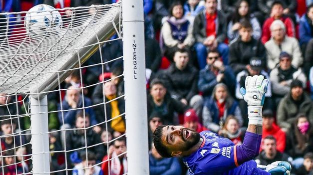 Hernán Galíndez, una de las figuras del por ahora líder, Huracán.
