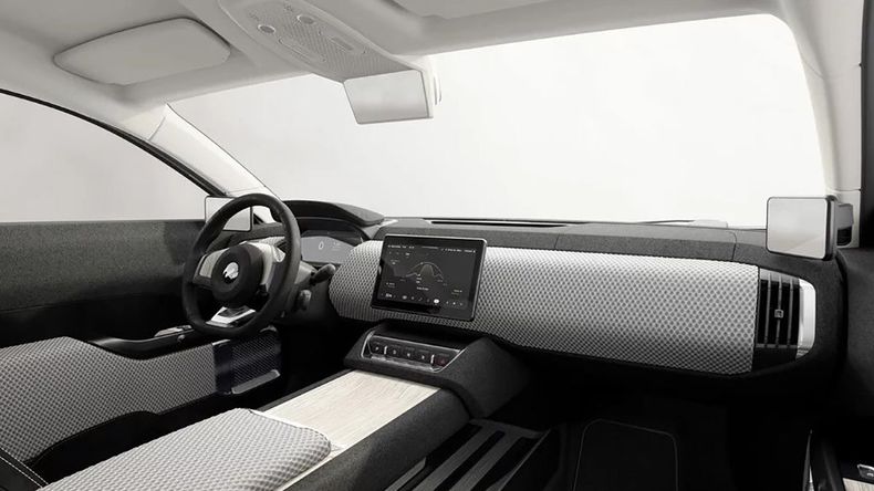 El interior tiene un diseño futurista y minimalista.