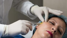 La sustancia puede ocasionar reacciones alérgicas, migración hacia otra parte del cuerpo, infecciones y necrosis. La sustancia puede ocasionar reacciones alérgicas, migración hacia otra parte del cuerpo, infecciones y necrosis.