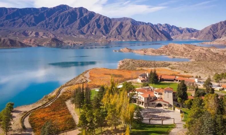 Un embalse rodeado de montañas mendocinas.