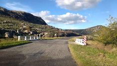 Un pequeño paraje de Azul que conserva su identidad rural y una historia ferroviaria singular.