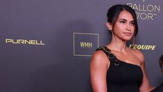 Antonela Roccuzzo lució un elegante vestido total black con detalles en dorado. Antonela Roccuzzo lució un elegante vestido total black con detalles en dorado.