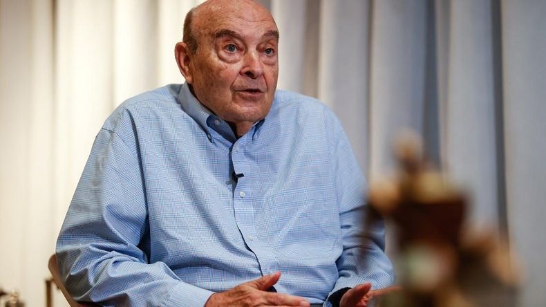 El exministro de Economía tiene 80 años.