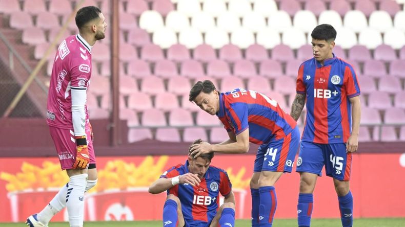 Andr&eacute;s Vombergar, ca&iacute;do, se lamenta por el penal errado ante el arquero Esteban Glellel.