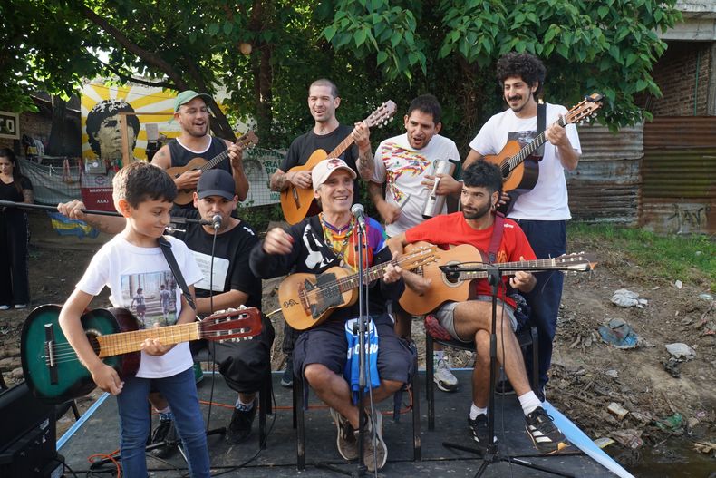 Manu Chao vistió la casa de Diego Maradona en Villa Fiorito.&nbsp;