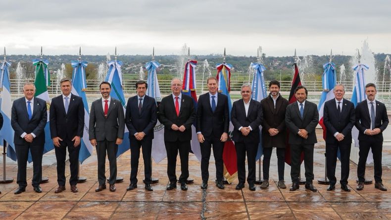 Diego Santilli junto a los 10 gobernadores del Norte Grande.&nbsp;