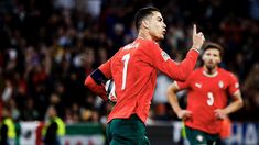 El Bicho festeja su tanto. El Bicho festeja su tanto.