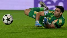 Dibu Martínez perdió su valla invicta en Champions League luego de un blooper insólito. Dibu Martínez perdió su valla invicta en Champions League luego de un blooper insólito.