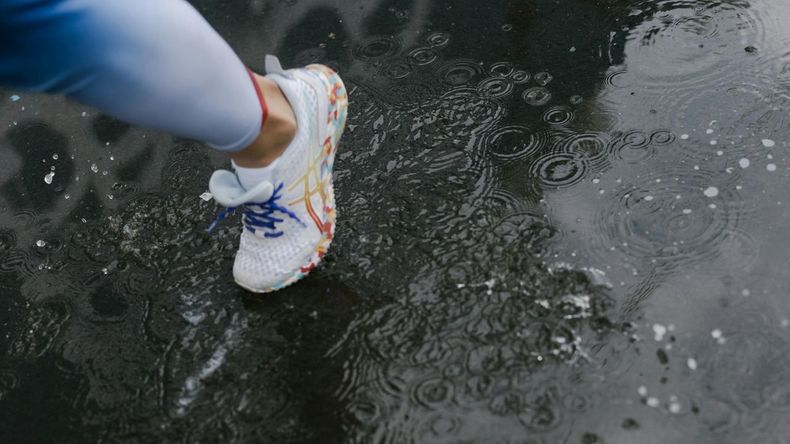 Cuando una persona es sorprendida por un aguacero sin paraguas, suele preguntarse si le conviene más caminar o correr hasta su destino para mojarse lo menos posible.  