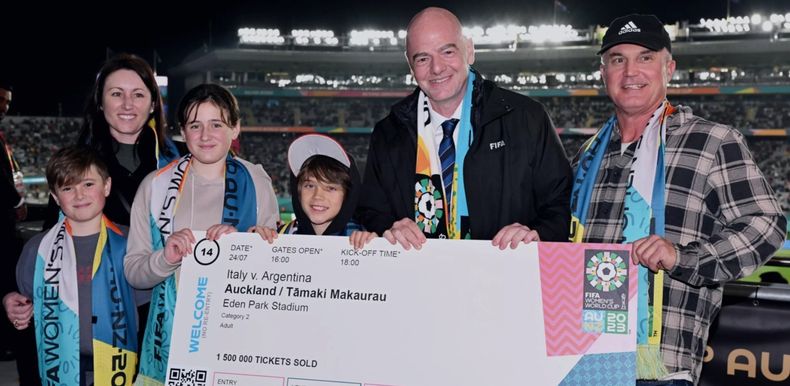 Infantino junto a una familia neozelandesa que compró la entrada 1.500.000 del torneo.