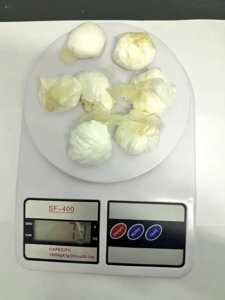 Parte de los envoltorios ocultos en los limones contenían una sustancia compatible con cocaína.