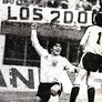 Maradona y el primer gol de una tarde noche inolvidable: la bandera detrás. Maradona y el primer gol de una tarde noche inolvidable: la bandera detrás.