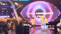 Escándalo en el corte de Gran Hermano: le sacaron la peluca a una figura del programa. Escándalo en el corte de Gran Hermano: le sacaron la peluca a una figura del programa.