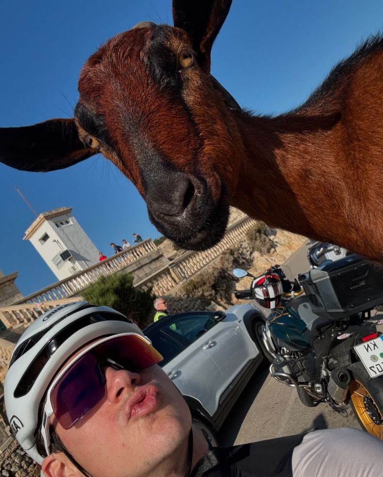 La selfie de Colapinto con la cabra, 
