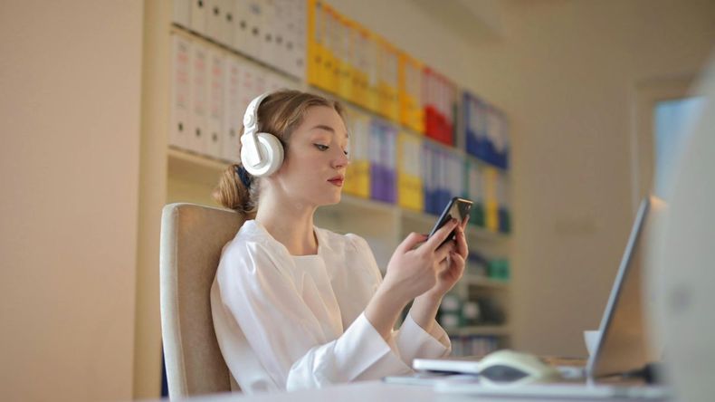 En el contexto actual de aprendizaje digital, los dispositivos tecnológicos se convirtieron en aliados fundamentales para estudiantes de todas las edades. 