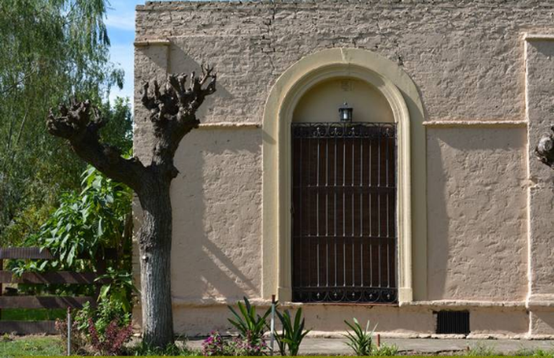 Azcuénaga conserva su esencia rural con calles de tierra y antiguas construcciones.