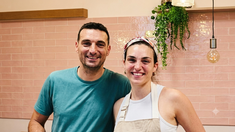Los hermanos Scaloni se han unido porque esa es la ley primera: Corina y Lionel en Scala Bakery.&nbsp;