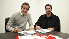 Ledesma junto a Ignacio Villarroel, vicepresidente de River, en la firma de su contrato. Ledesma junto a Ignacio Villarroel, vicepresidente de River, en la firma de su contrato.