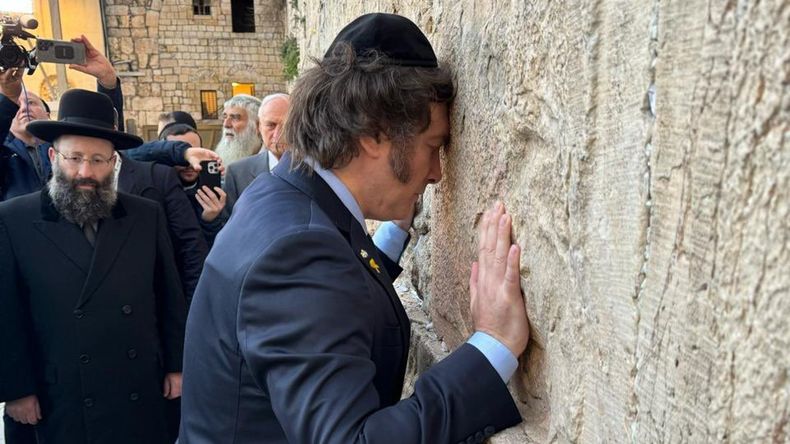 Javier Milei visit&oacute; el Muro de los Lamentos ubicado en Jerusal&eacute;n.