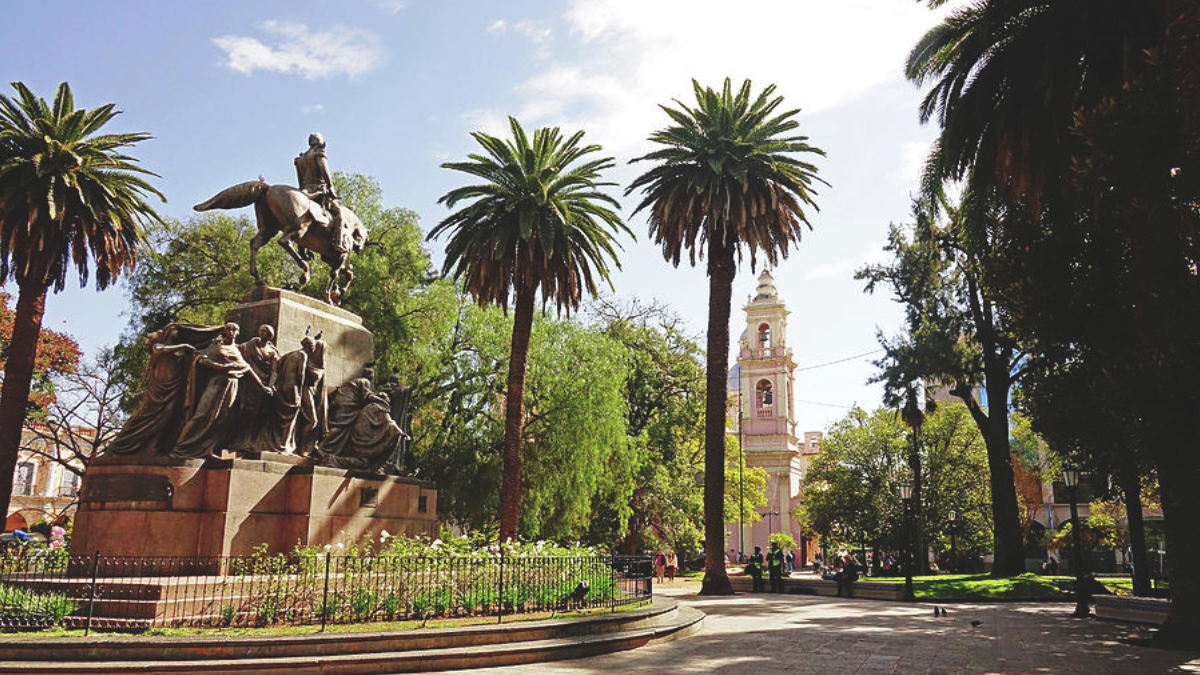 Esta plaza de Salta está llena de historia y tiene todo tipo de atracciones a su alrededor