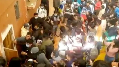 Cuatro muertes tras una avalancha en una asamblea universitaria en Bolivia. Cuatro muertes tras una avalancha en una asamblea universitaria en Bolivia.