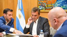 Massa junto a Julián Álvarez y Nicolás Russo.