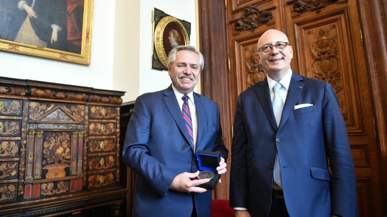 El Presidente cierra su gira en París y se espera por el encuentro con Macron.