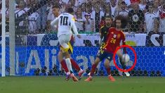 La pelota rebota en la mano extendida del español Marc Cucurella en el área. La pelota rebota en la mano extendida del español Marc Cucurella en el área.