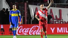 Carabajal celebra su gol ante la resignación de Rojo. Carabajal celebra su gol ante la resignación de Rojo.