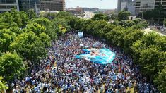 Unos 10.000 hinchas se congregaron en el Klyde Warren Park de Dallas.