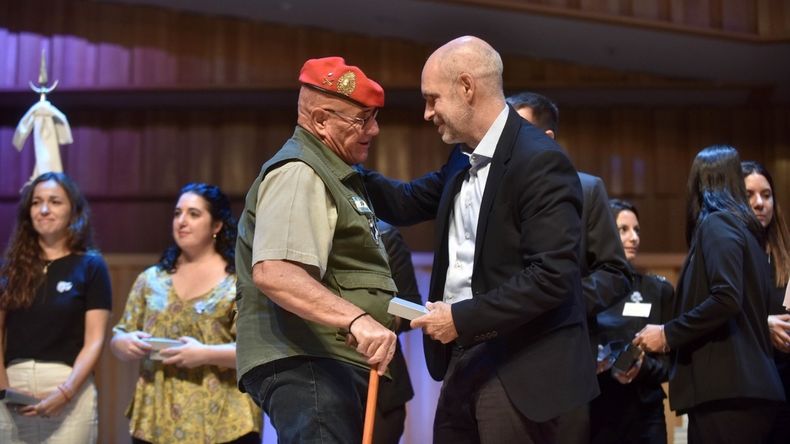 Horacio Rodríguez Larreta encabezó un homenaje a veteranos de Malvinas en la Usina del Arte.