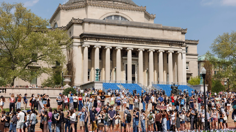 Cientos de estudiantes tomaron el campus de la Universidad de Columbia en protesta contra la guerra en Gaza.