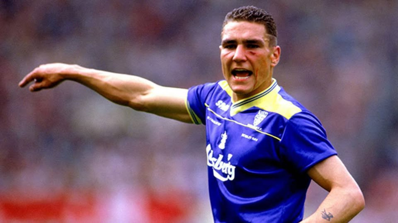 La trayectoria de Vinnie Jones refleja una transformación profesional que lo llevó del fútbol inglés a la actuación y, más recientemente, a una vida vinculada al ámbito rural.