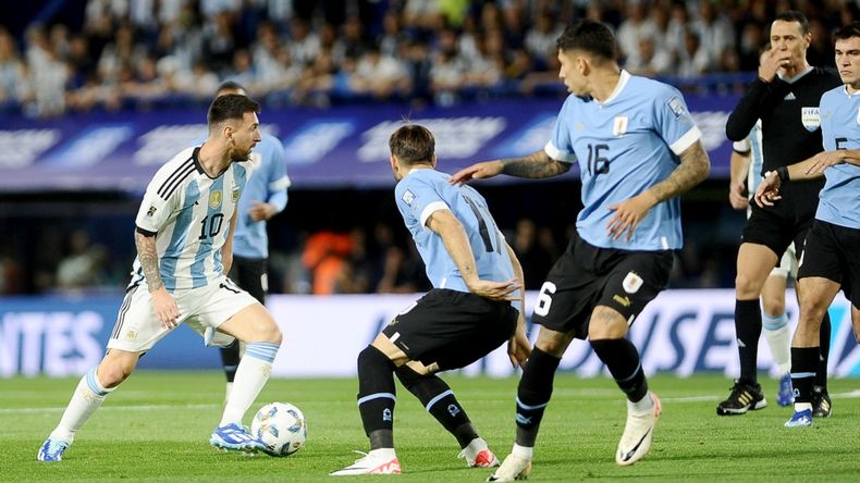 Messi estuvo muy marcado por los jugadores uruguayos.