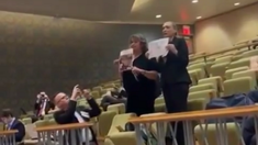 Las mujeres gritaron Liberen a los rehenes. Las mujeres gritaron Liberen a los rehenes.