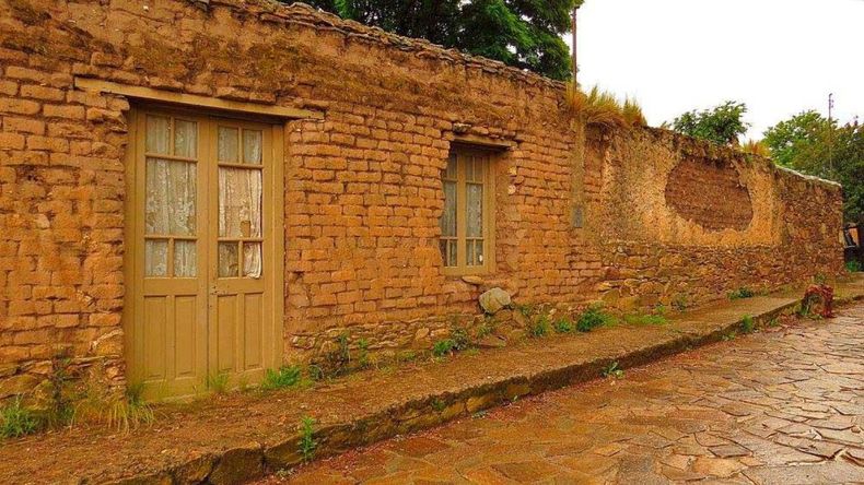 El casco histórico sin autos permite apreciar la arquitectura y la impronta minera del pueblo.