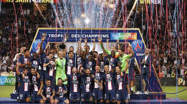 Messi y sus compañeros festejan la conquista de la Supercopa de Francia.