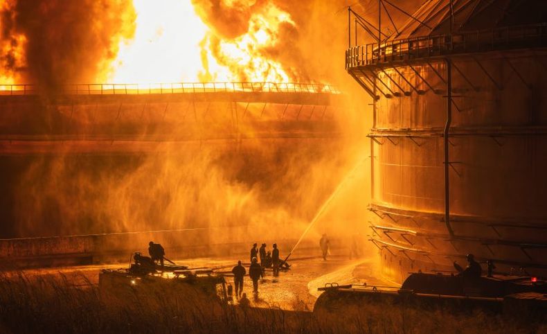 Dotaciones de bomberos trabajan para sofocar el incendio.