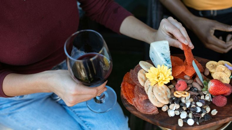 Los cortes de carne roja resultan ideales para maridar con vinos tintos, ya que la interacción entre grasas y proteínas con los taninos suaviza la astringencia del vino y resalta sus notas frutales. 